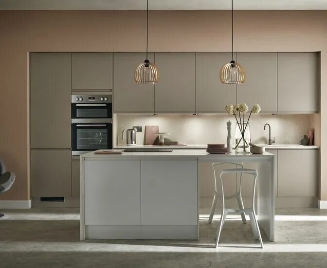 Кухня цвет кашемир матовая фото в интерьере Kitchens Cashmere kitchen, Kitchen fittings, Howdens kitchens