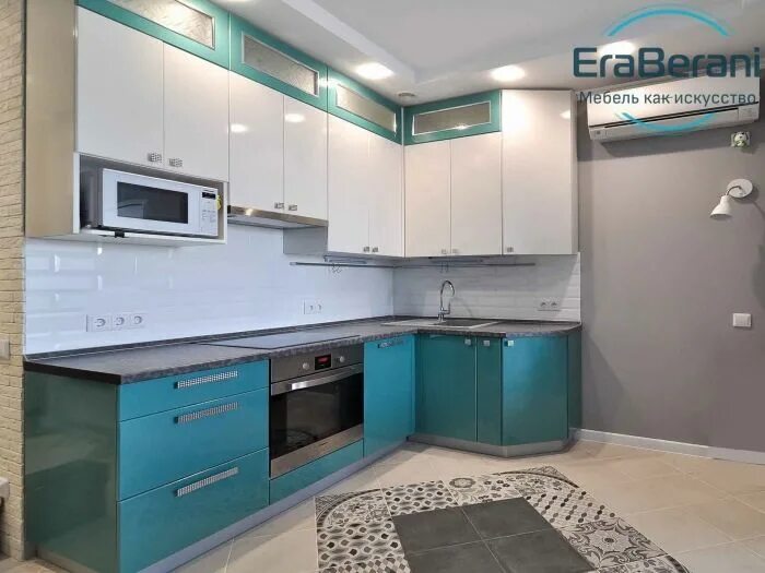 Кухня цвет морской волны фото Кухонный гарнитур под потолок с высокими шкафами заказать с фабрики в Москве