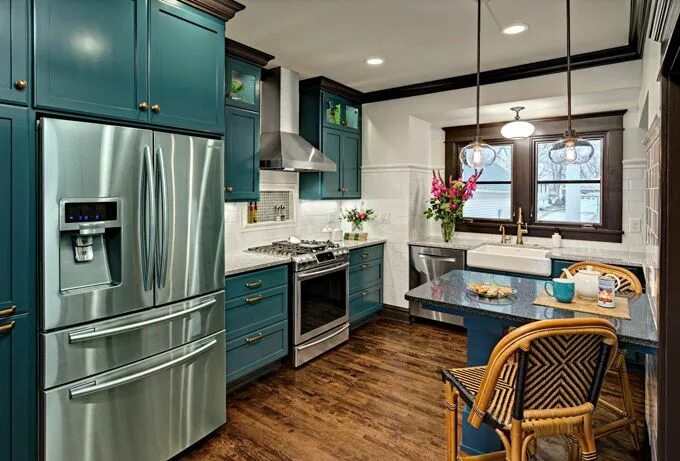Кухня цвет морской волны фото Kathryn Johnson Interiors House of Turquoise Kitchen renovation, Teal kitchen ca