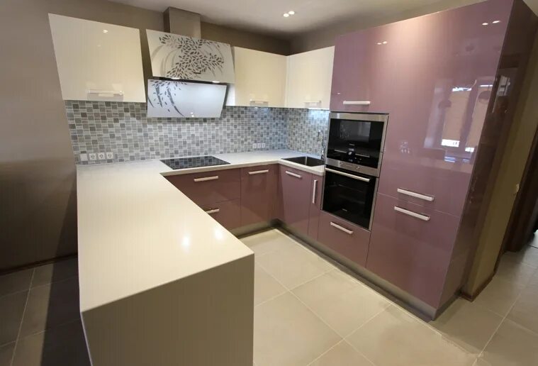 Кухня цвет пудра матовая фото в интерьере Фиолетово-бежевая глянцевая кухня в Москве (6 фото)