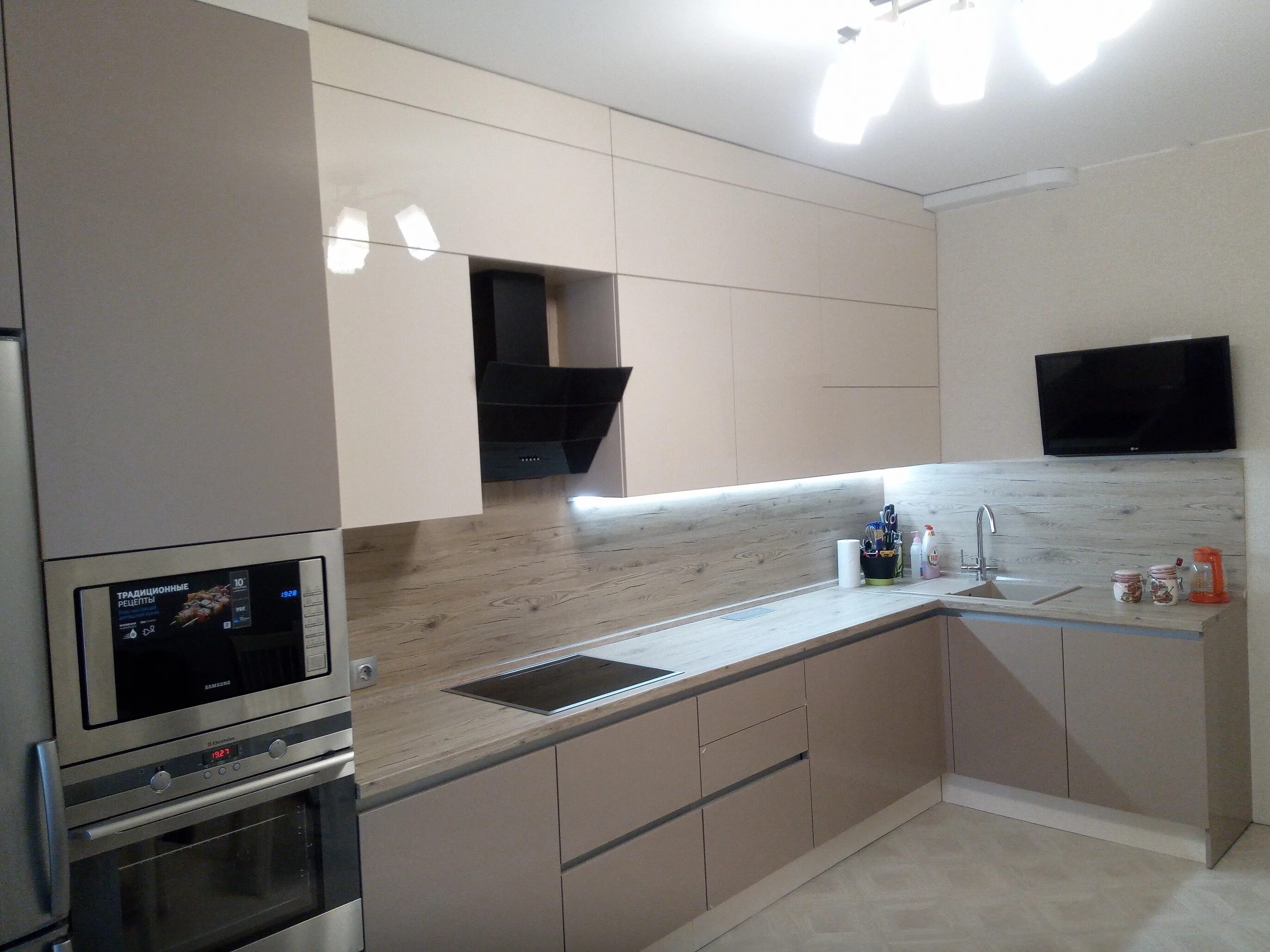 Кухня цвет пудра матовая фото в интерьере Кухня цвет пудра матовая в интерьере (82 фото) - 82 фото