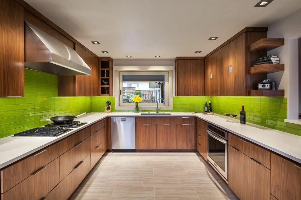 Кухня цвета дерева в интерьере Brown and Green Modern Kitchen With Green Backsplash