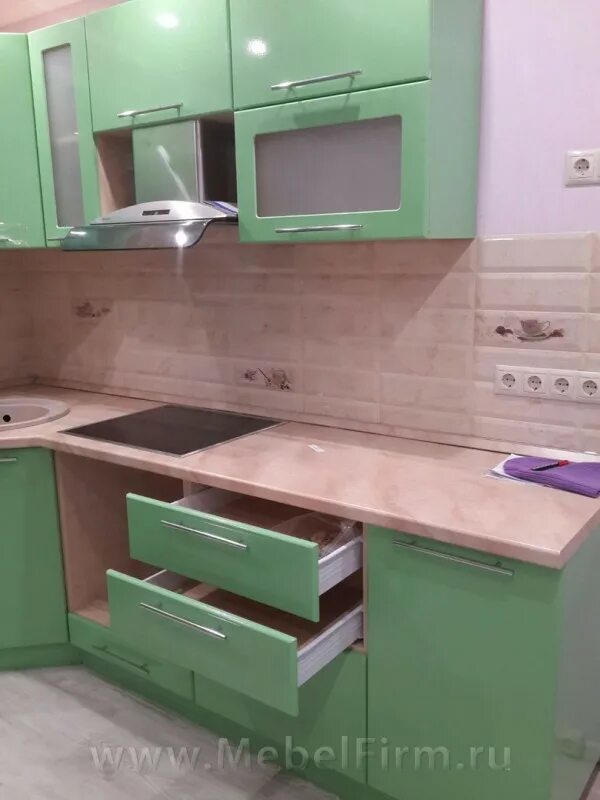 Кухня цвета эвкалипт в интерьере фото Глянцевая зеленая кухня в стиле хай тек Москва - "МебельФирм"