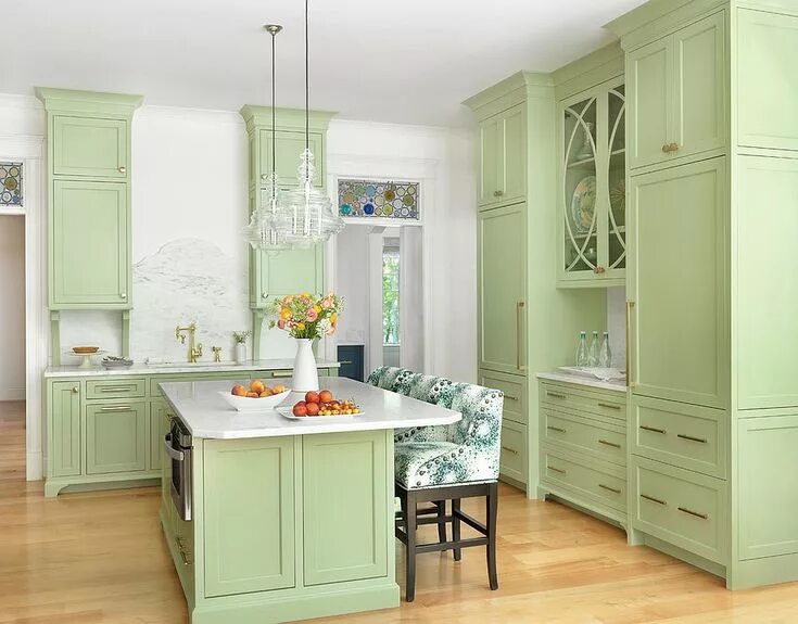 Кухня цвета фисташки в интерьере фото Modern Color Splash: Gorgeously Green Kitchen Cabinets that Usher in Warmer Mont