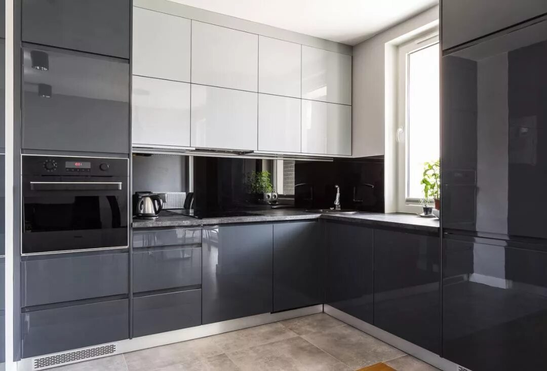 Кухня цвета графит матовый в интерьере фото Кухня под потолок 2400х2400 мм угловая в однокомнотной квартире студии , интерес
