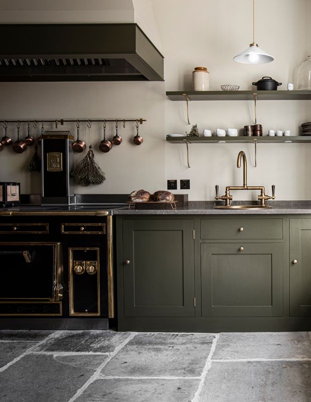 Кухня цвета хаки в интерьере фото Emma Reddington Shares Her Favorite Paint Colors Kitchen plans, Benjamin moore k