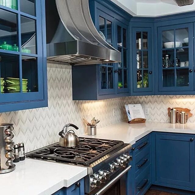Кухня цвета индиго в интерьере Gorgeous blue kitchen via @heresjohnnyrcb - my absolute favorite person to follo