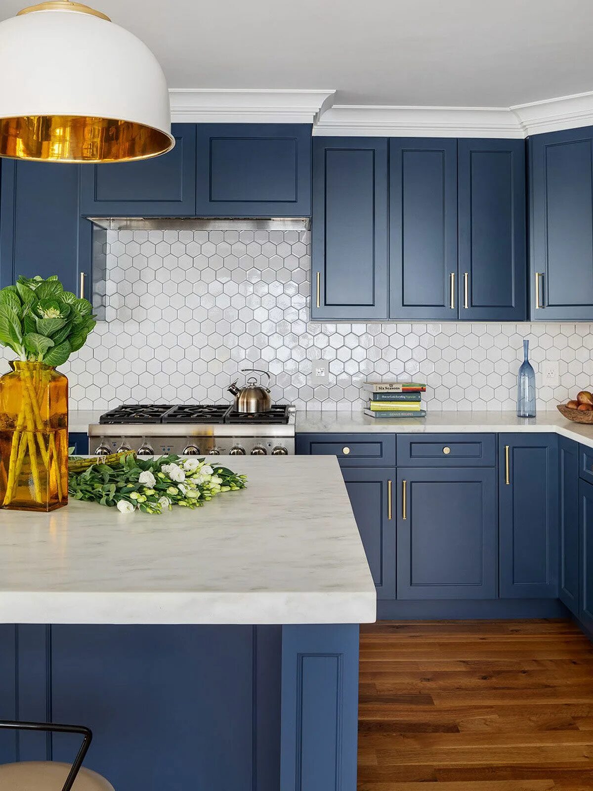 Кухня цвета индиго в интерьере Hexagon Backsplash Timeless Beauty with Honeycomb Tiles - Backsplash.com Kitchen