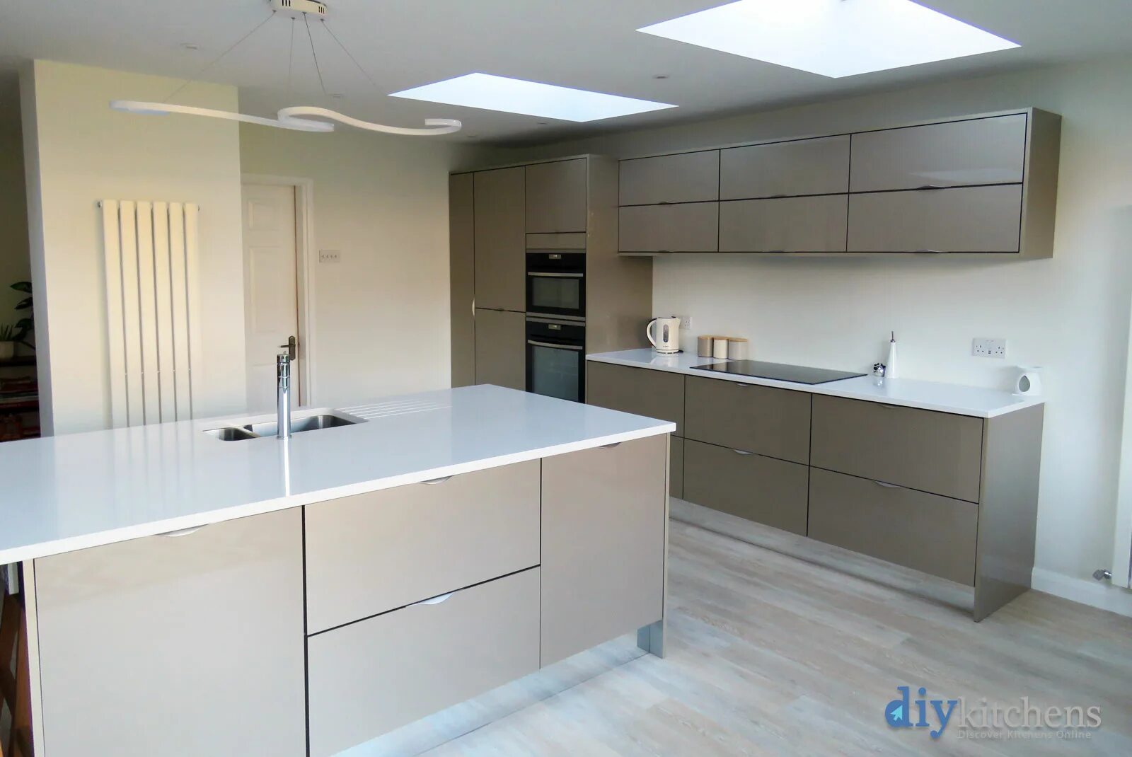 Кухня цвета кашемир в интерьере фото матовый High Gloss Grey Grained Timber Real Kitchens