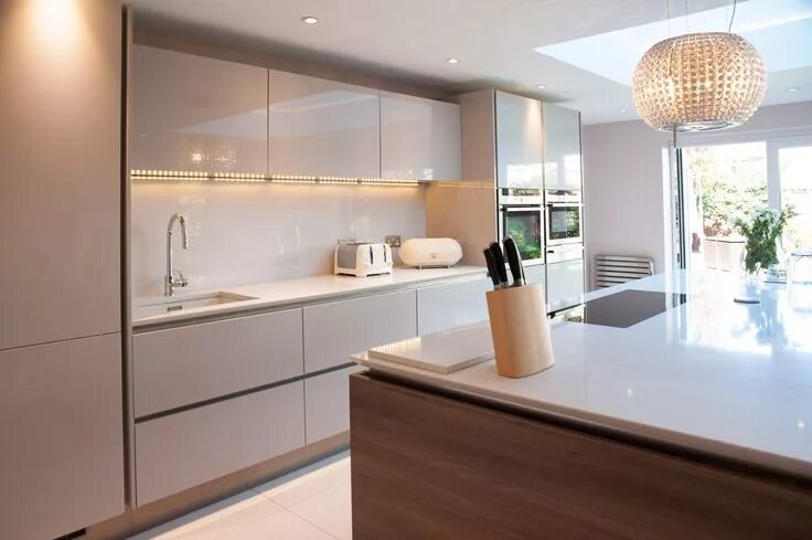 Кухня цвета кашемир в интерьере фото матовый Classic Laser Brilliant Gloss Cashmere true handleless and the large island is G