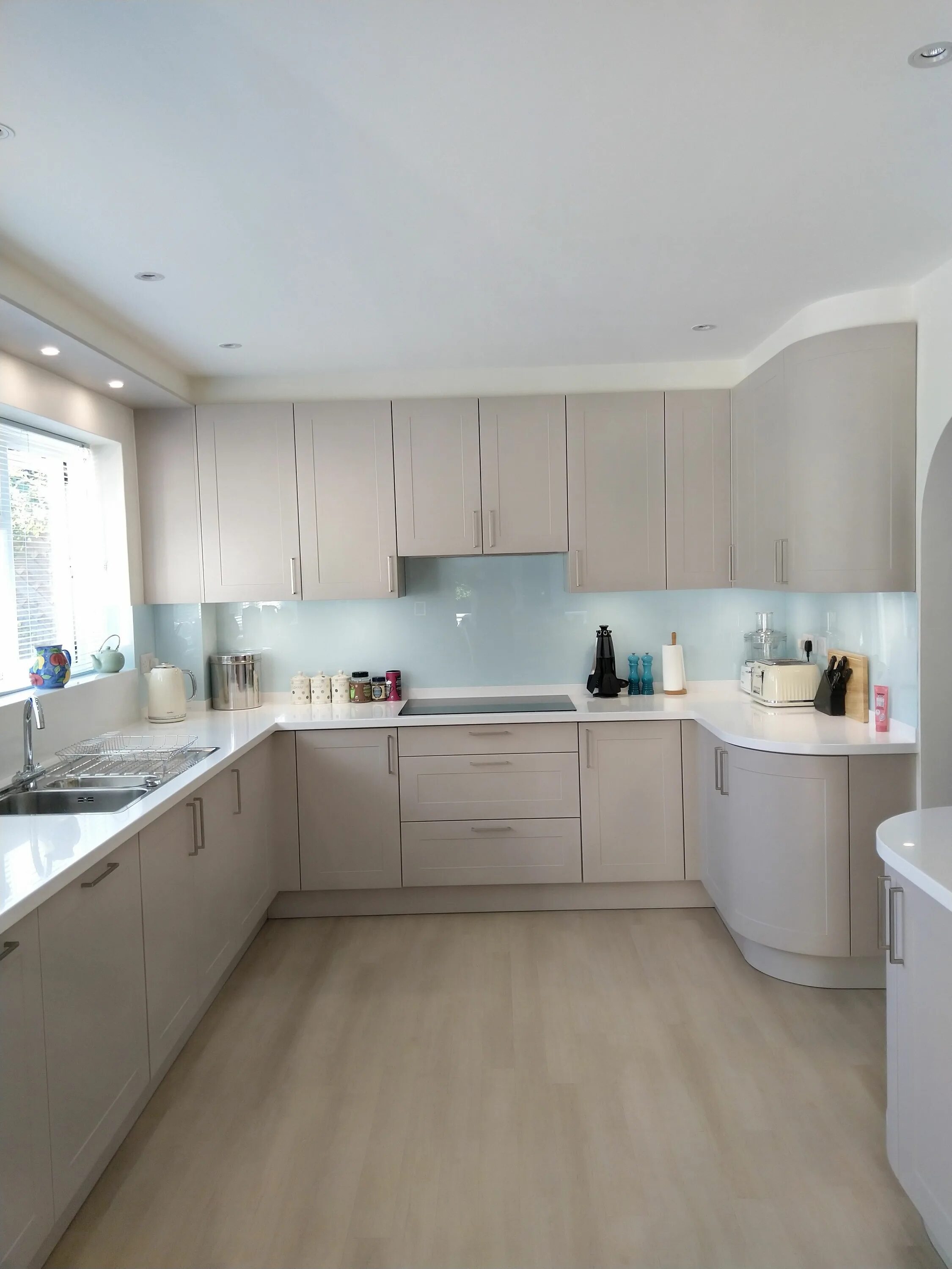 Кухня цвета кашемир в интерьере фото матовый A timeless shaker-style kitchen in cashmere and duck egg blue, finished with Cor