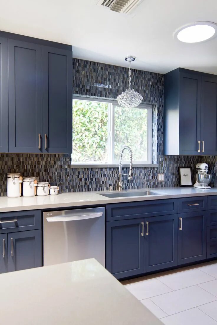 Кухня цвета маренго в интерьере фото Blue kitchen #kitchencaninets #shaker #bluekitchen #interiordesign キ ッ チ ン デ ザ イ