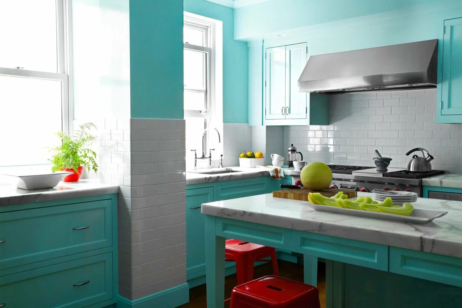 Кухня цвета морской волны в интерьере Bright Green Kitchen - 74 photo