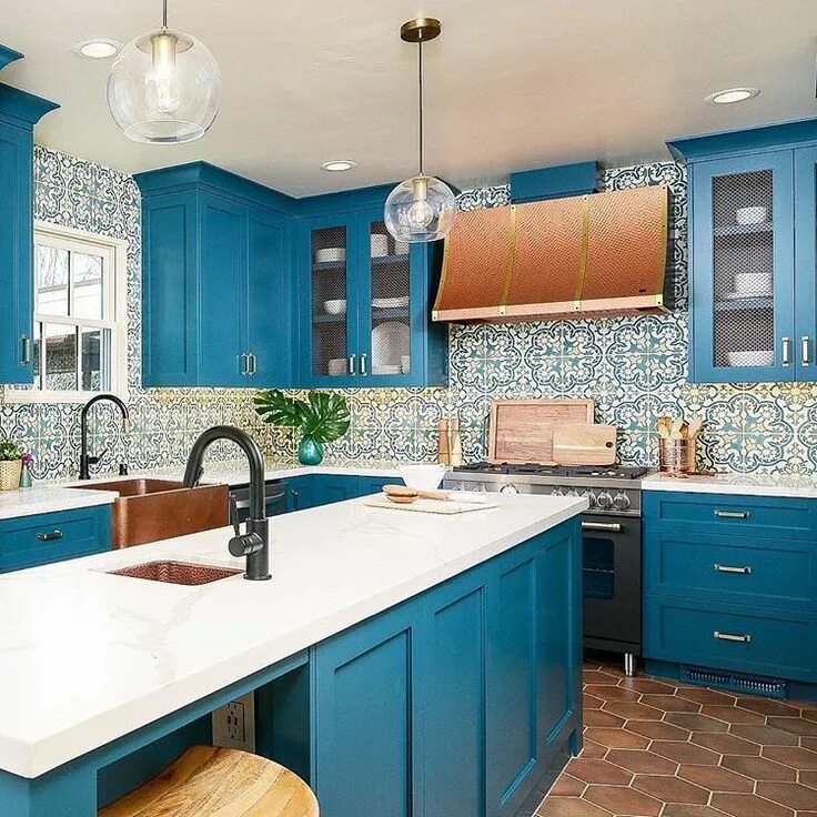 Кухня цвета морской волны в интерьере Brizo ® Kitchen & Bath on Instagram: "@houseofbrazier adds dimension to a bright