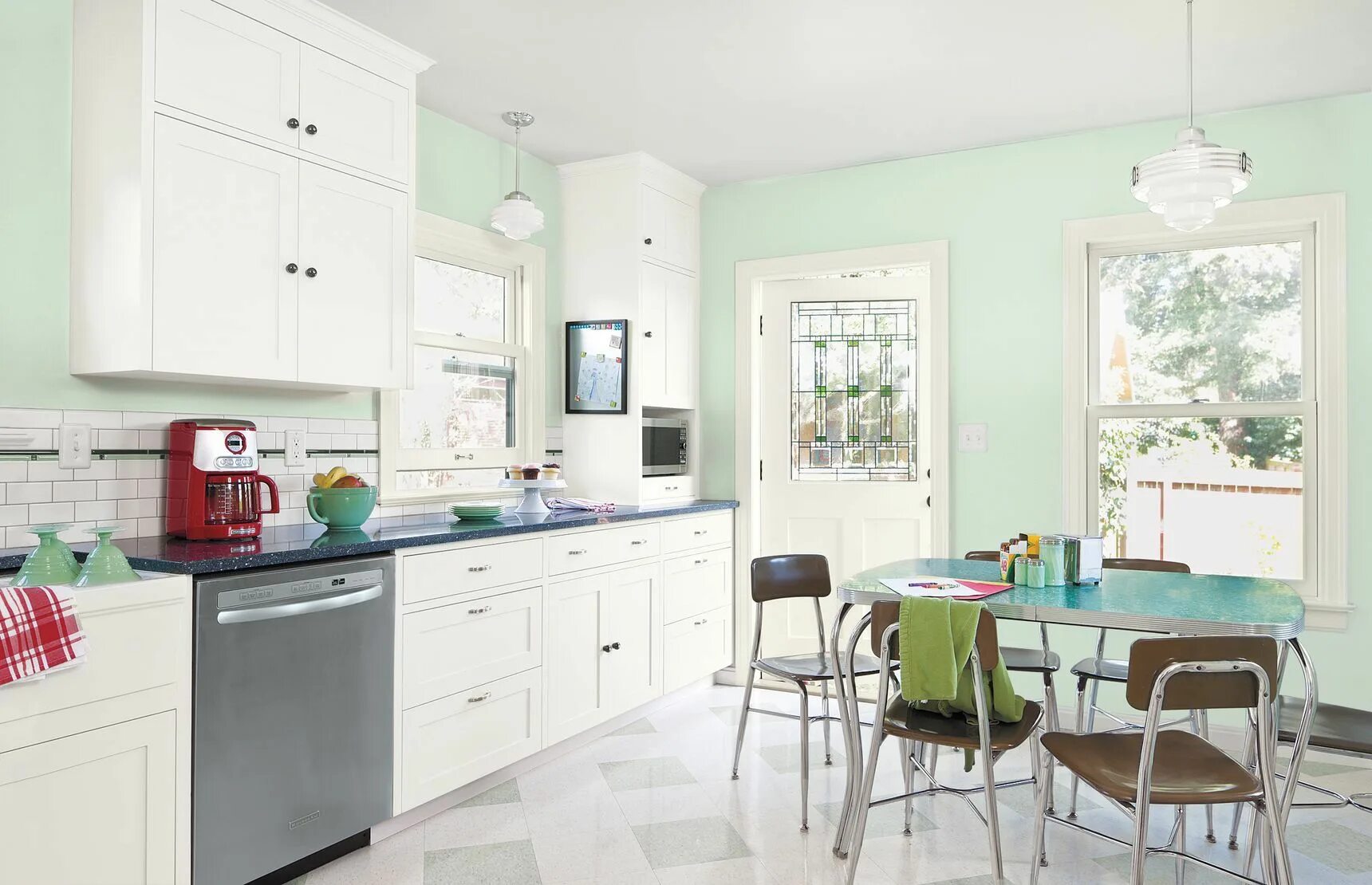 Кухня цвета мяты в интерьере фото A Handsome Kitchen That Handles Hard Knocks Green kitchen walls, Green kitchen, 