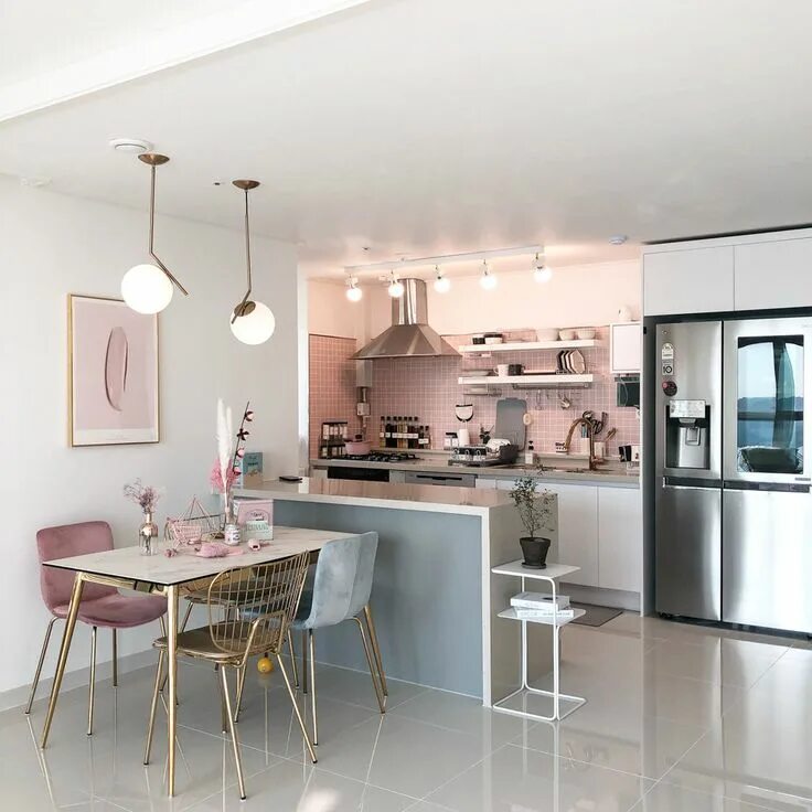 Кухня цвета пыльная роза в интерьере 바다를 좋아하는 남편, 집꾸미기가 취미인 아내 Interior design kitchen, Interior design living room, 
