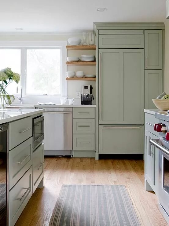 Кухня цвета шалфей фото в интерьере Beautiful kitchen features sage green cabinets paired with white quartz countert
