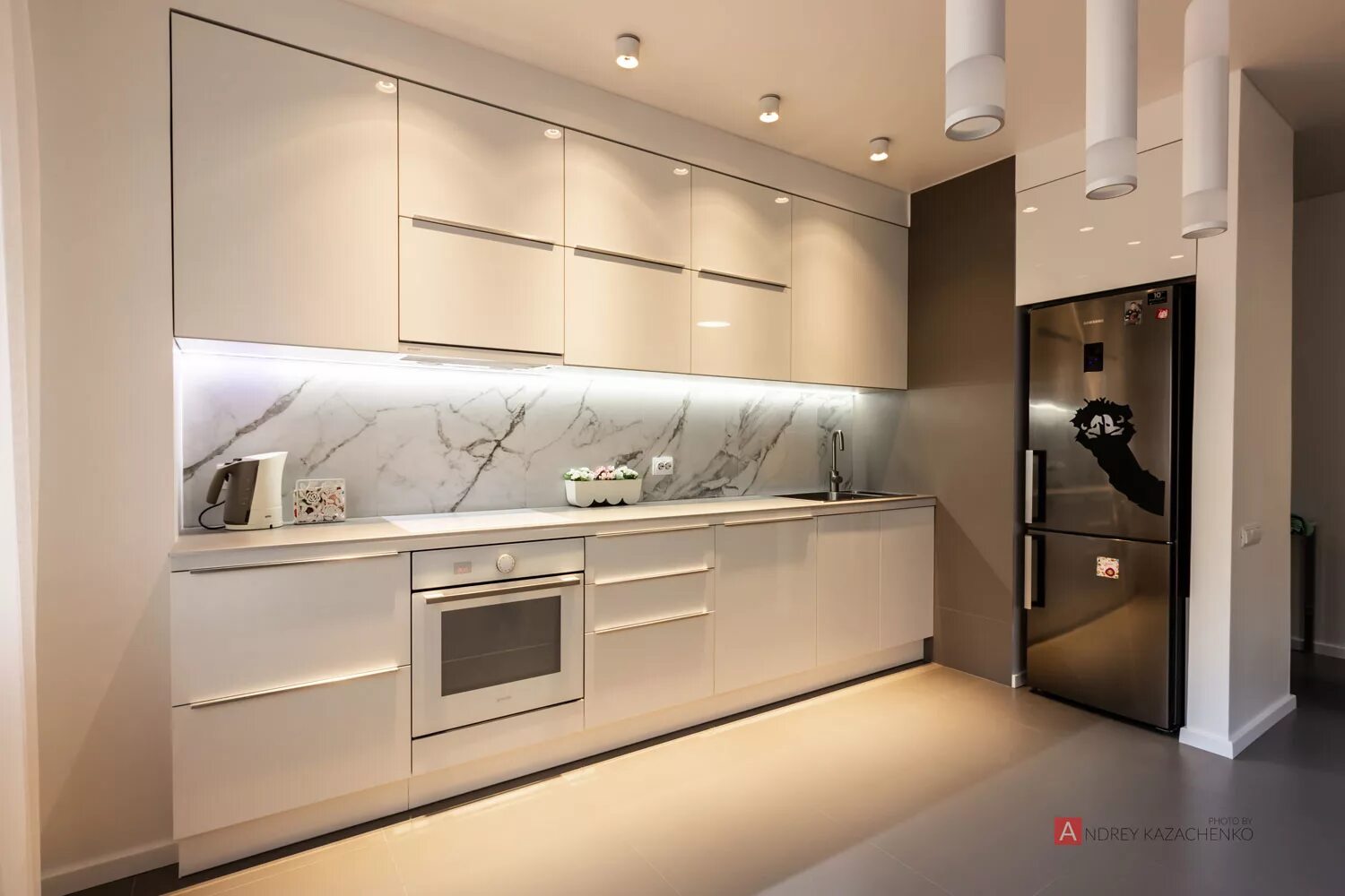 Кухня цвета шампань в интерьере фото Кухня из акрила (проект #AZZZ-003)