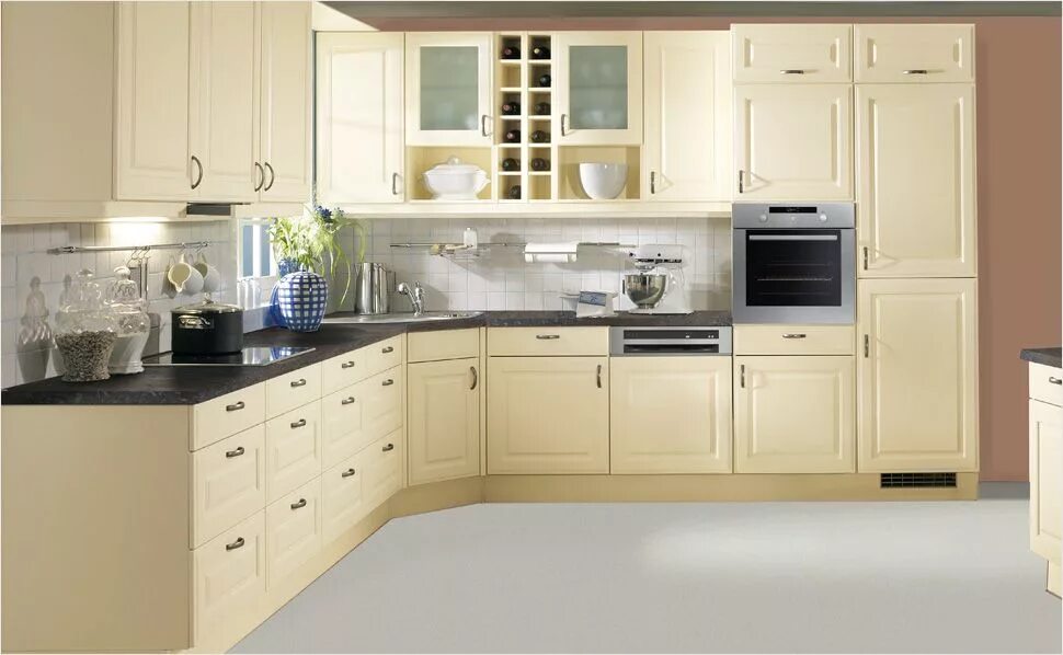 Кухня цвета слоновая кость фото Die abgeschrägte Unterschrankkonstruktion mit Spüle und Stauraum macht in dieser
