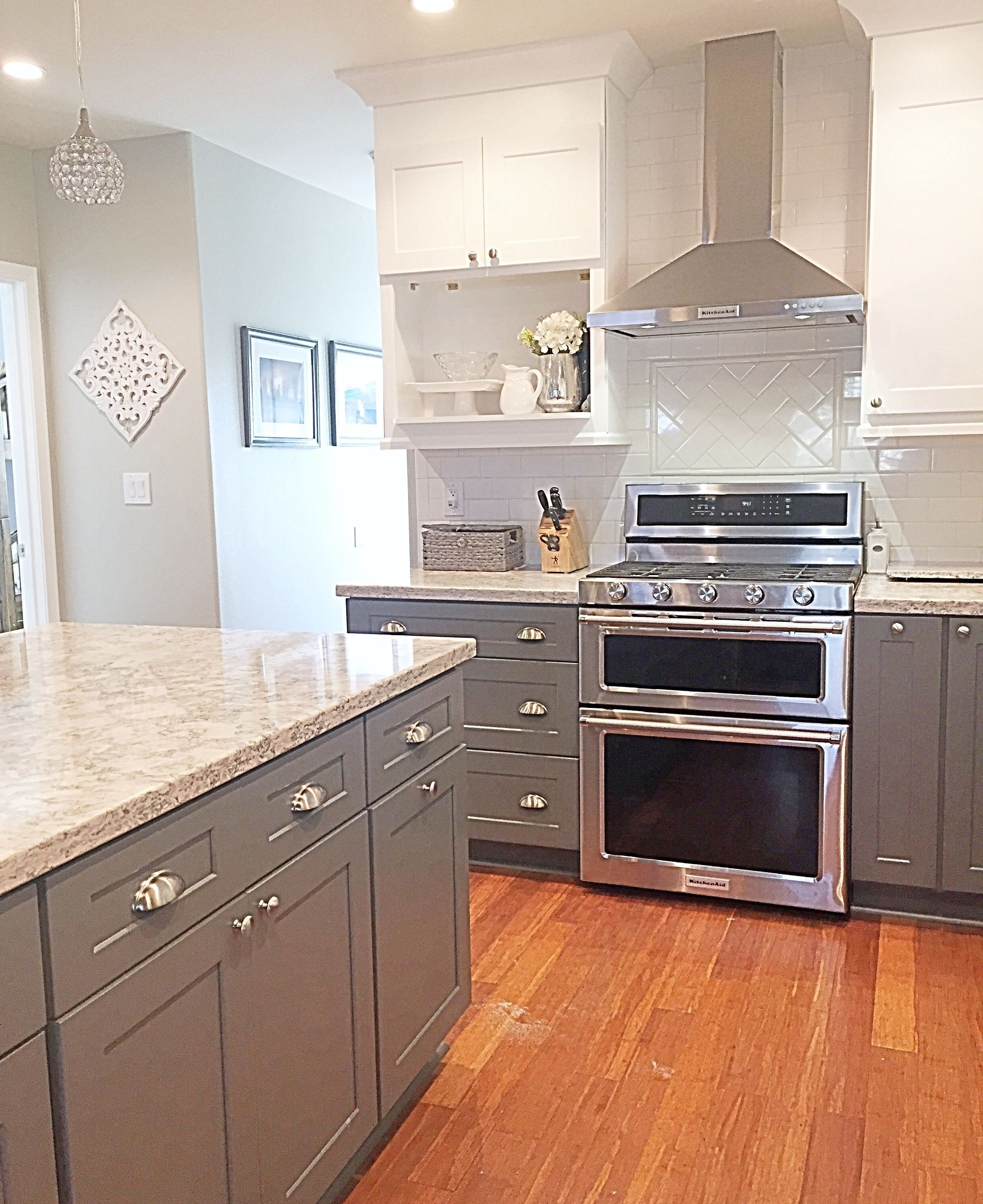 Кухня цвета трюфель в интерьере фото Image result for white gray kitchen berwyn Kitchen cabinet design, New kitchen c