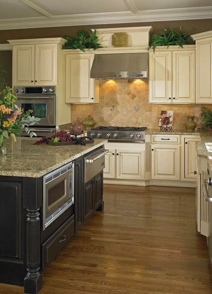 Кухня цвета ваниль в интерьере фото Showroom Wellborn Forest Interior decorating living room, Kitchen design, Kitche