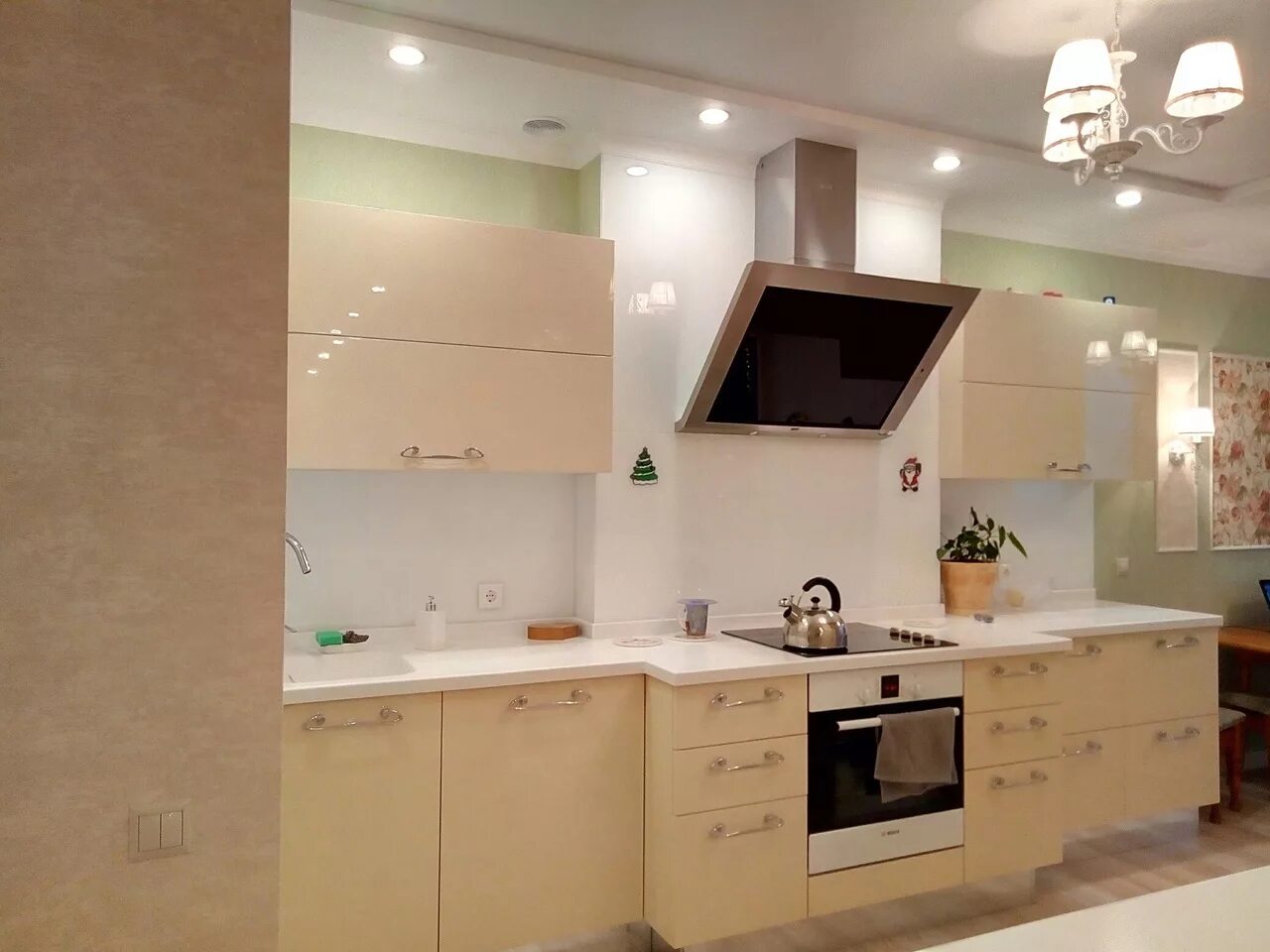 Кухня цвета ваниль в интерьере фото Изготовим мебель на заказ: шкафы-купе, кухни, гостиные, прихожие, офисную - СПТо