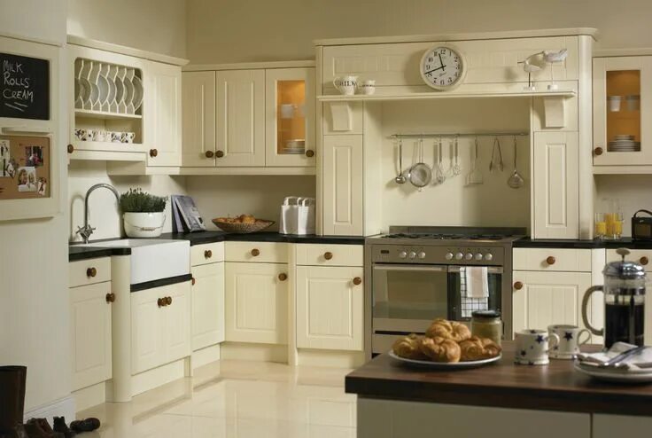 Кухня цвета ваниль в интерьере фото Door replacements fitted by Trend Transformations and supplied by BA Components.