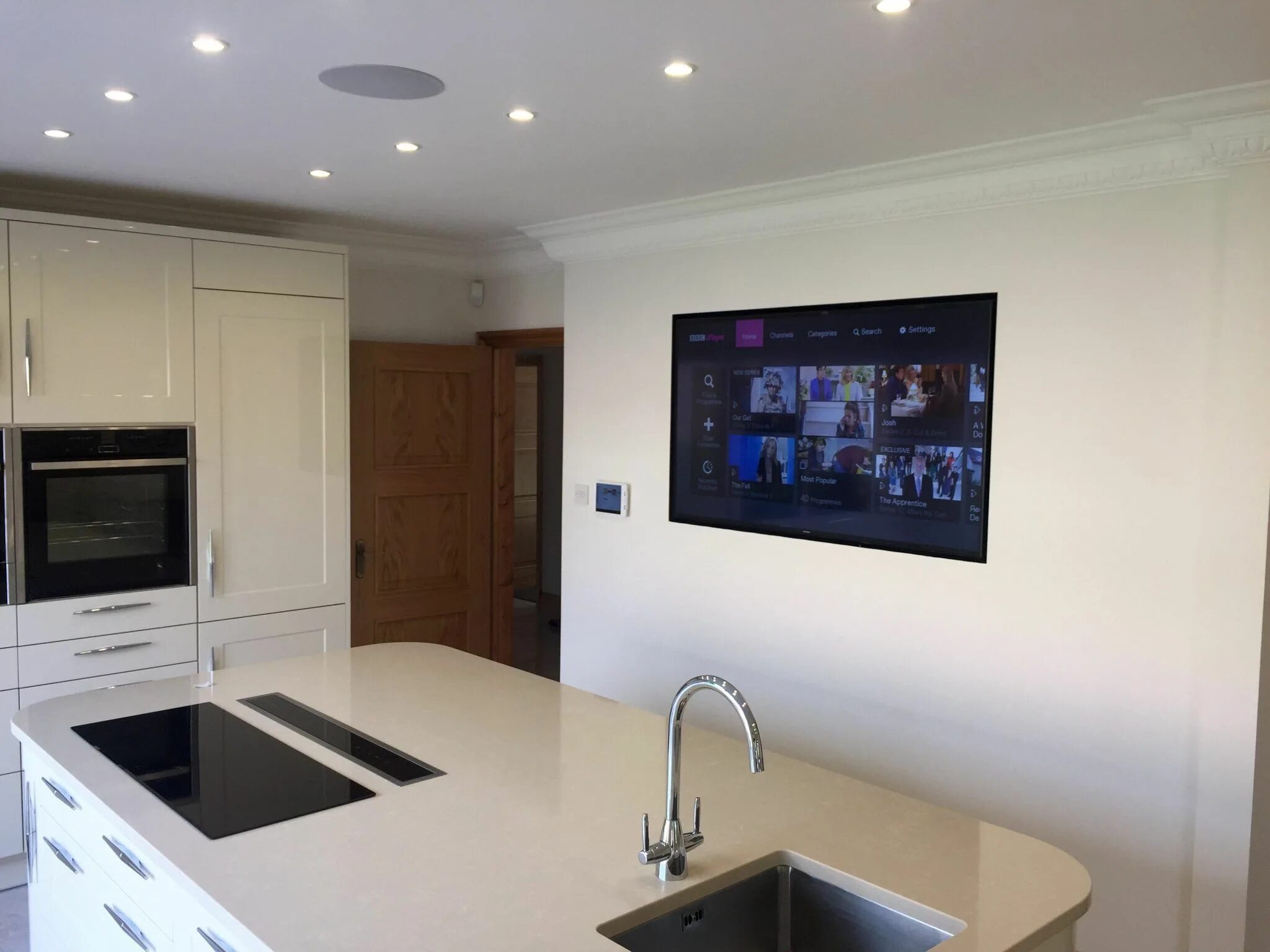 Кухня телевизор на стену фото Wall Mounted TV in Kitchen Tv in kitchen, Wall mounted tv, Small kitchen tv