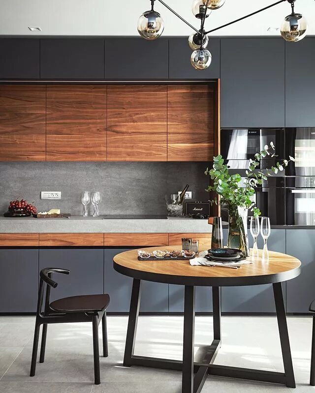 Кухня темно серая с деревом в интерьере Модель Era. Корпус - ЛДСП 18 мм влагостойкая серая, P5 E1 Фасады - эмалированные