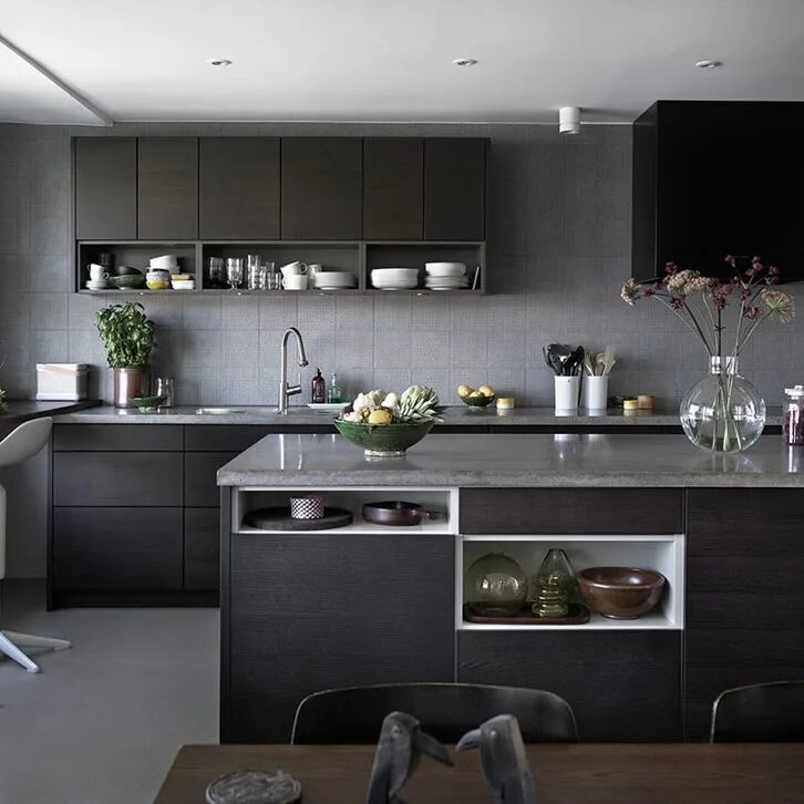 Кухня темно серого цвета в интерьере Stilrent kök - Bistro ask brunbets Küchen design, Einrichten und wohnen, Küche i