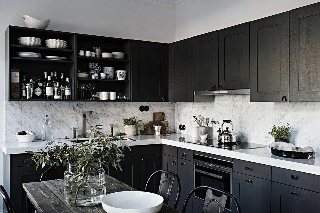 Кухня темно серого цвета в интерьере Grey home with a black kitchen - COCO LAPINE DESIGN Home decor kitchen, Kitchen 