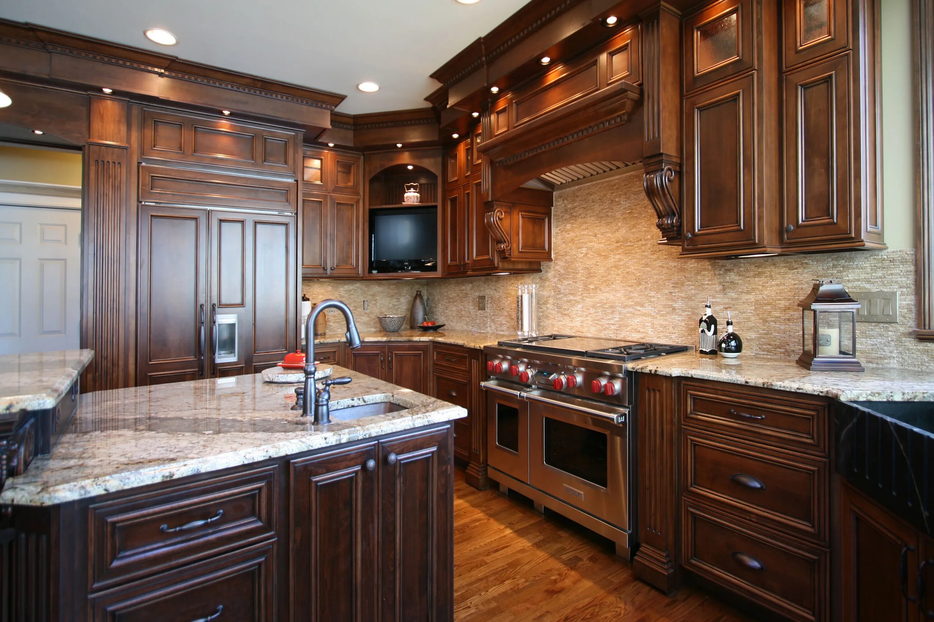 Кухня темное дерево фото Роскошные кухонные шкафы в американском стиле из массива древесины вишня, импорт