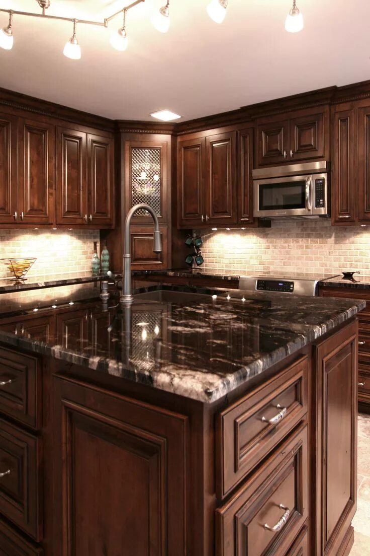 Кухня темное дерево фото Dark kitchen countertops Farmhouse style kitchen cabinets, Kitchen remodel, Kitc