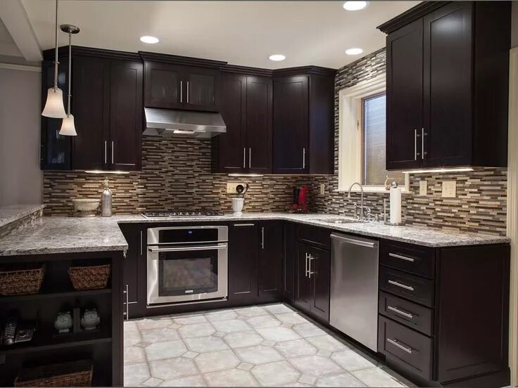 Кухня темного цвета фото дизайн Cabinets: Onyx on MapleFull Overlay using Hanover Flat Panel Door Kitchen design