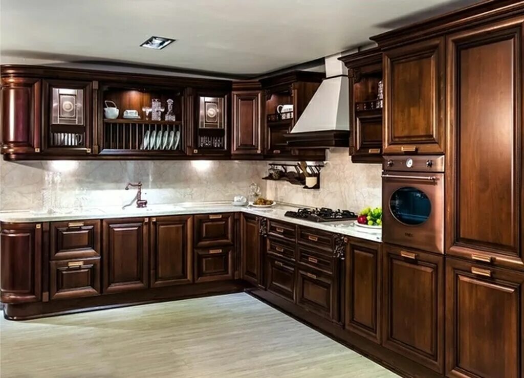 Кухня темный дуб фото Угловая кухня из массива дуба в классическом стиле с гарнитуром цвета венге (13 