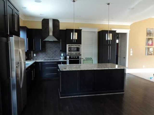 Кухня темный пол фото dark floors with dark cabinets. Would want a lighter backsplash though Hardwood 