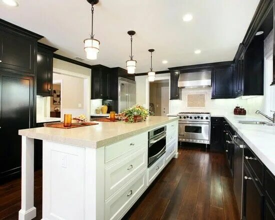Кухня темный пол фото Black and white kitchen w granite countertops and hardwood floors #home #remodel