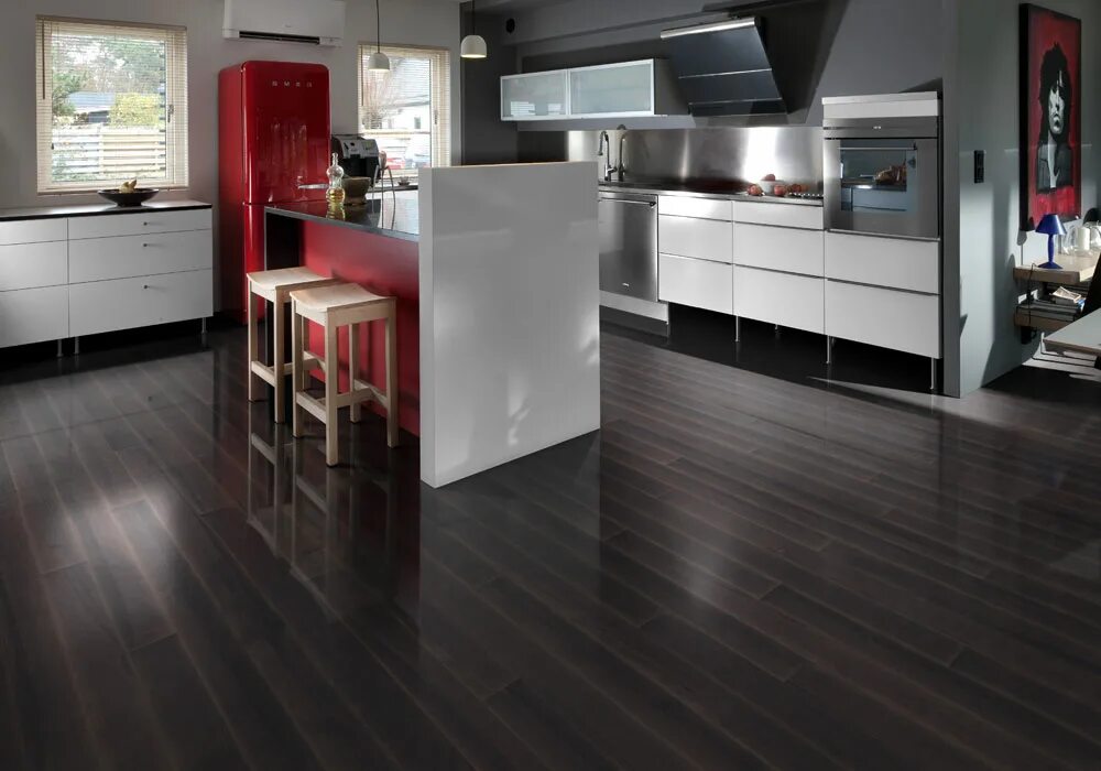 Кухня темный пол фото Черная глянцевая паркетная доска Kahrs Supreme Бук Баккара (Baccarat) купить в М