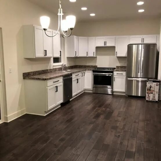 Кухня темный пол фото Browse to the original website about Home Renovation Costs in 2020 Solid hardwoo