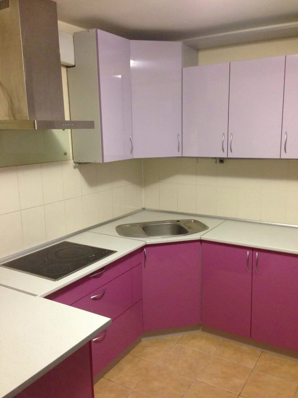 Кухня трапеция планировка фото Угловая кухня с островком и пеналом "Фуксия 2" (пример 381)