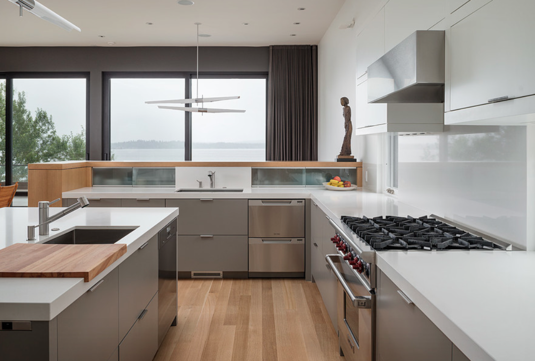 Кухня у окна дизайн современный konyha színek, hangulat Modern kitchen design, Kitchen cabinet design, White mod