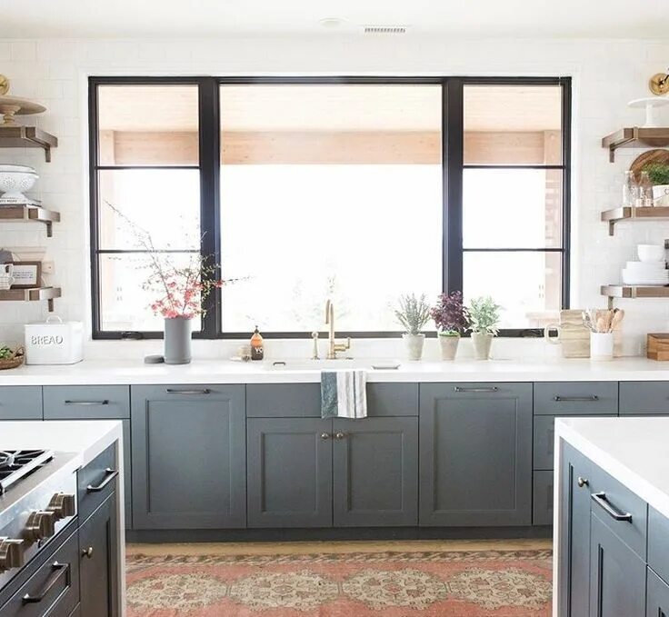 Кухня у окна дизайн современный Love the large window! Allows for a ton of natural light! Home decor kitchen, Ki