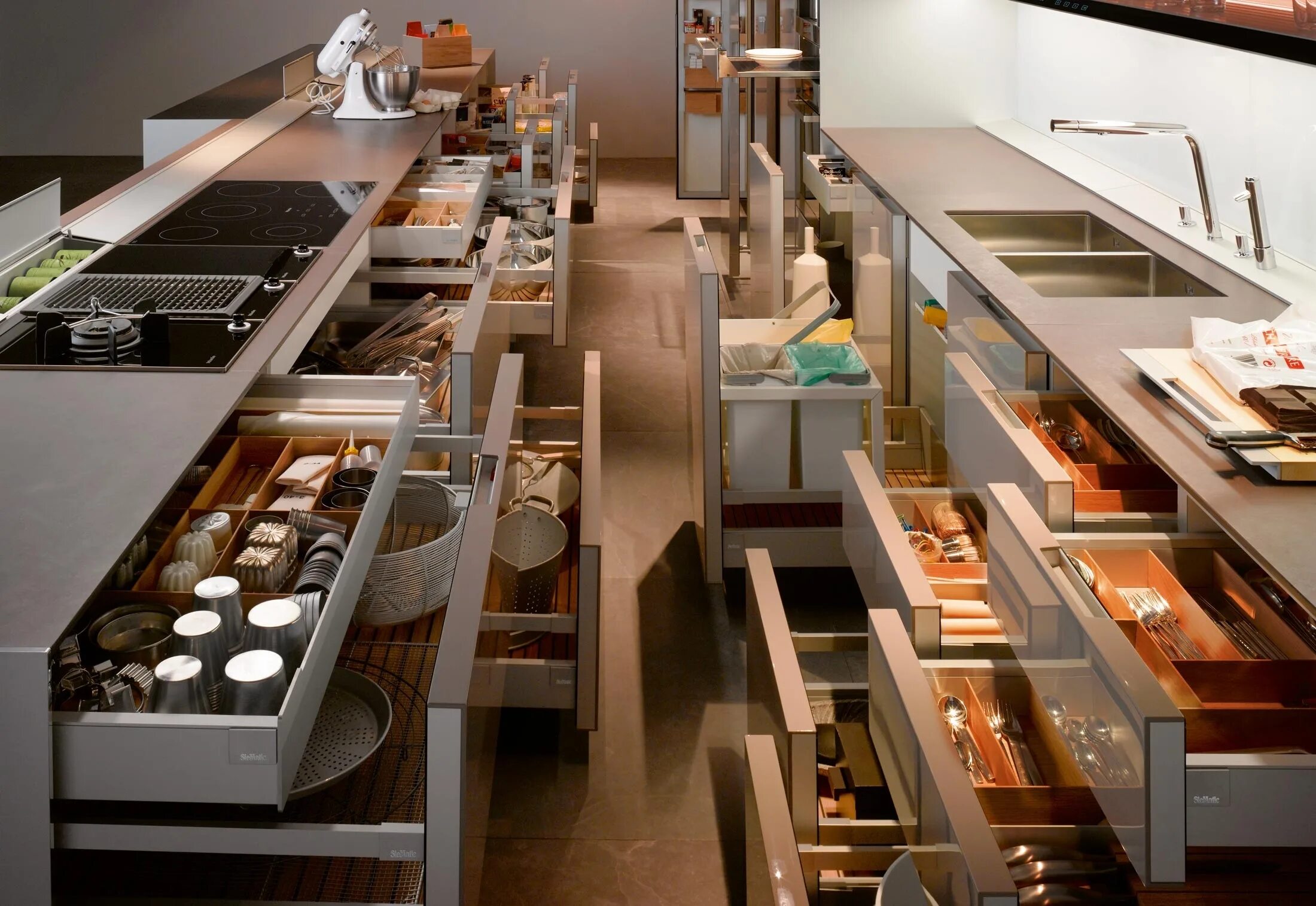 Кухня удобная функциональная планировка Blum - Komplekt Mebel Torg, kitchen furniture, Moscow, 6th Radialnaya Street, 17