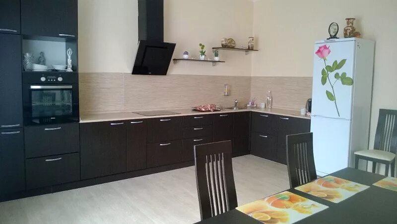 Кухня угловая без навесных шкафов фото Кухни без навесных шкафов с пеналом: найдено 86 изображений