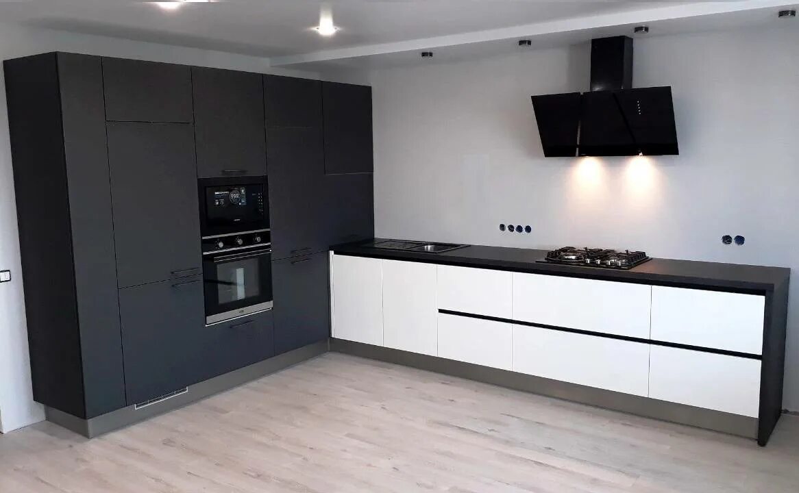 Кухня угловая без верхних шкафов дизайн фото Минимализм на черной угловой кухне 9,3 кв.м без верхних шкафов (9 фото)