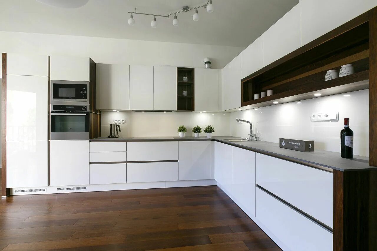 Кухня угловая большая современная фото Kuchnia nowoczesna WFM CALMA wanilia P102 w połysku z dodatkiem elementów drewni