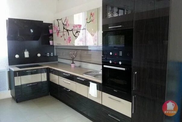 Кухня угловая дизайн встроенной техникой фото Черно-белая "Г"-образная кухня с веткой сакуры на фасадах 2018 МОЯ КУХНЯ всё о д