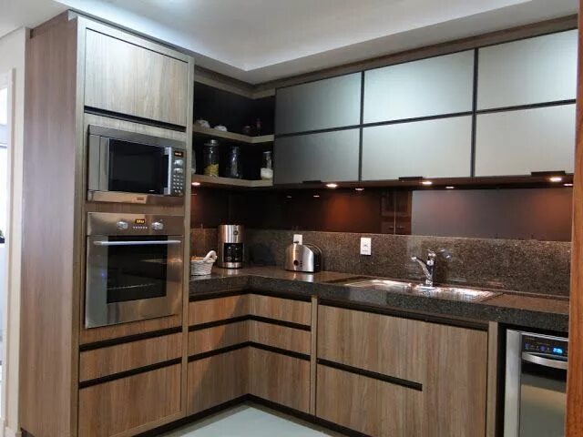 Кухня угловая дизайн встроенной техникой фото Gabinete da Cozinha - Inspirações Cozinhas marrons, Cozinhas modernas, Granito p