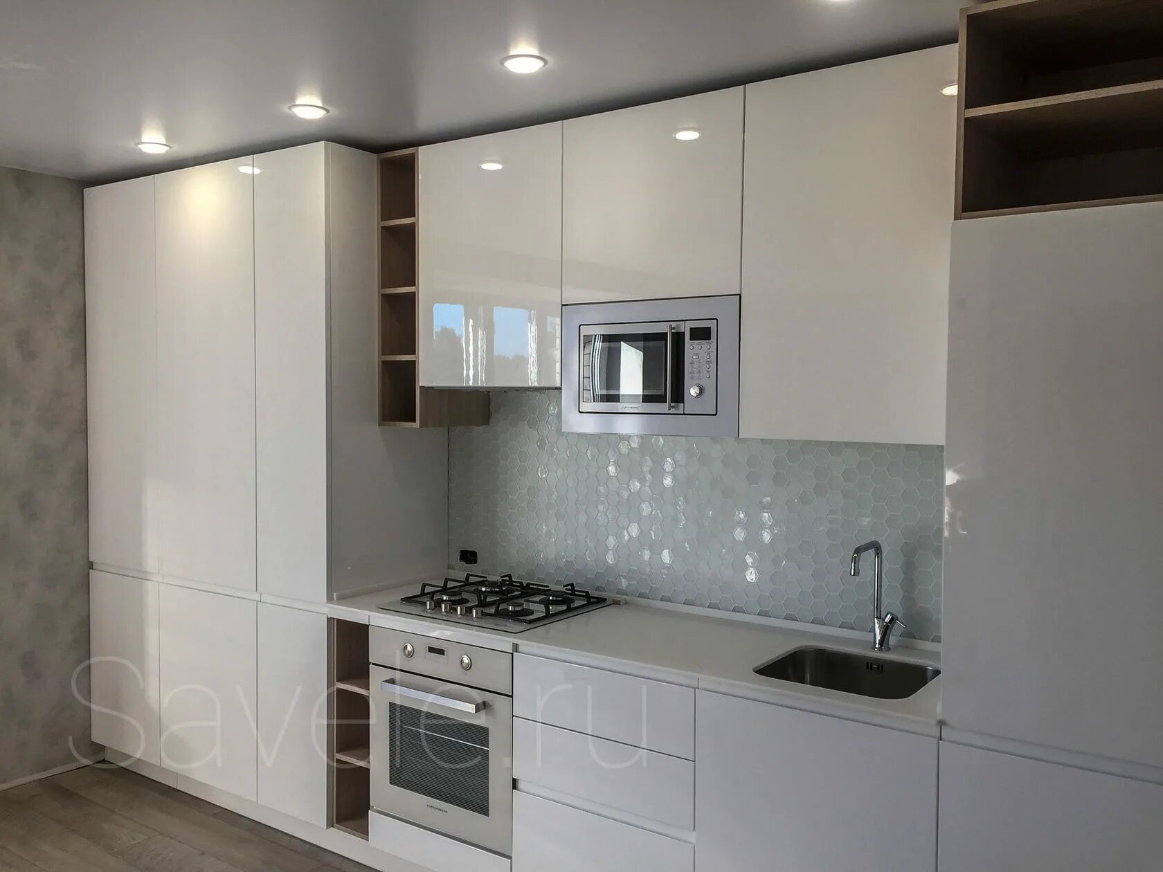 Кухня угловая фото дизайн с котлом Кухня в Макарье с газовым котлом и встроенным холодильником