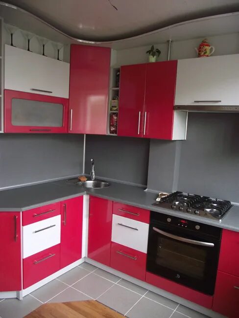 Кухня угловая красная фото Кухня угловая "МДФ красный с серебристым металликом"